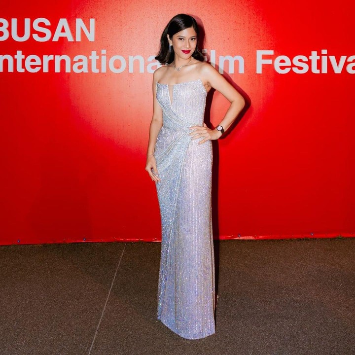 <p>Melihat penampilan sang artis, publik tak dapat menyembunyikan rasa kagum. Lewat kolom komentar, mereka tak habis-habisnya memuji Bunda dua orang anak tersebut. "Mbak Dian yg selalu cantik dan keren, luv," kata @leny***. Apa pula pujian dari akun @tommy****, "Dian gak pantun, tapi udah cakep ajaa", "Kak Dian menyala terlebih dulu sebelum di temukannya listrik," sambung @bolo****. (Foto: Instagram @therealdisastr)</p>