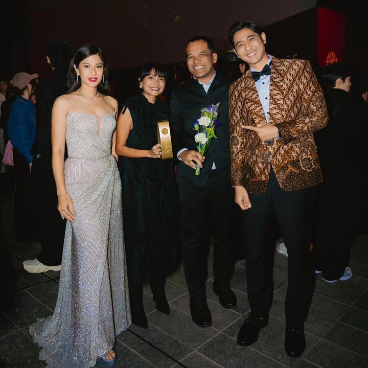 <p>Dalam ajang bergengsi tersebut, <em>Gadis Kretek</em> kembali meraih kemenangan. Piala penghargaan Dian jemput bersama Arya Saloka, sutradara Kamila Andini dan Ifa Isfansyah. "Tepuk tangan untuk @aca_g.ott Sutradara Terbaik @kamilandini @ifa_isfansyah. Kemenangan lain untuk tim <em>Gadis Kretek,</em>" ungkap Dian. (Foto: Instagram @therealdisastr)<br /><br /><br /></p>