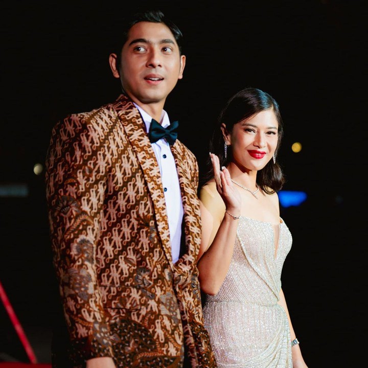 <p>Dian Sastrowardoyo lagi-lagi menuai pujian karena penampilannya yang memesona, Bunda. Kali ini, bintang serial <em>Gadis Kretek</em> ini tampil menawan di Asia Contents Awards & Global OTT Awards yang digelar di Busan, Korea Selatan, Minggu (6/10/2024). "Terima kasih @aca_g.ott telah mengundang kami tadi malam," tulisnya di <em>caption.(Foto:</em> Instagram @therealdisastr)<br /><br /><br /></p>