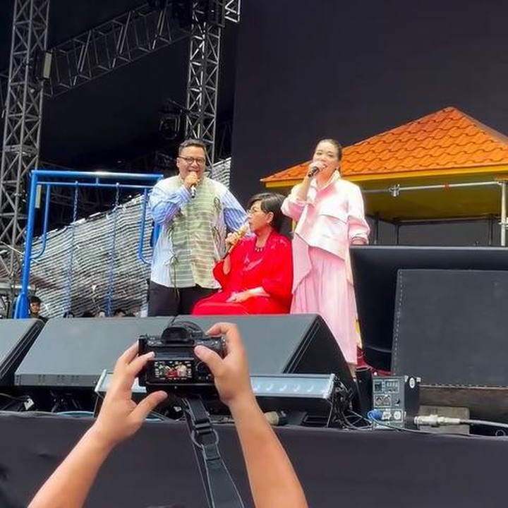 <p>Bunda kelahiran tahun 90-an pasti mengenal duo penyanyi cilik Saskia dan Geofanny. Keduanya juga ikut memeriahkan Synchronize Festival 2024. Saskia dan Geofanny tidak tampil berdua saja selama membawakan lagu anak. Bersama Titiek Puspa, keduanya membawakan lagu <em>Menabung</em>. Semua penonton yang hadir ikut bernyanyi bersama lagu ini. (Foto: Instagram @geofannytambunan)</p>