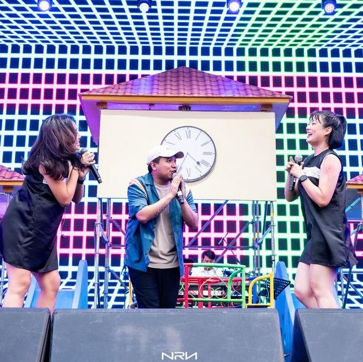 <p>Eks penyanyi cilik Joshua Suherman juga ikut ambil bagian di panggung musik ini dengan membawakan lagu berjudul <em>Andai Aku Jadi Kay</em>a. Ayah satu anak ini juga tampil bersama Dea Ananda dan Leony. (Foto: Instagram @jojosuherman)</p>