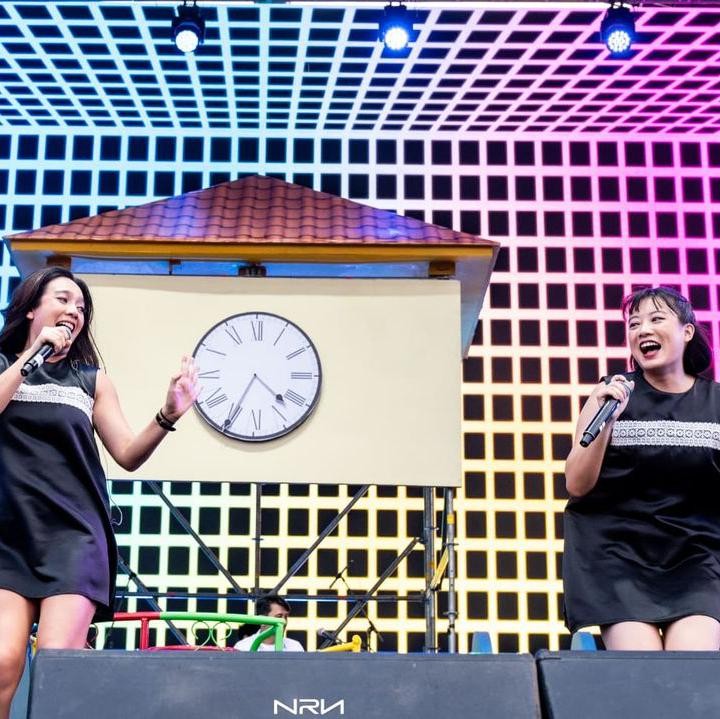 <p>Penyanyi lain yang juga tampil memukau adalah dua personel Trio Kwek Kwek, Leony dan Dea Ananda. Keduanya kompak mengenakan pakaian dengan desain yang sama seperti di video klip lagu berjudul <em>Katanya Katanya.</em> Dea Ananda dan Leony juga terlihat bahagia sepanjang membawakan lagu nostalgia waktu kecil ini di panggung. "Bahagia dan terharu banget!!!!!!!" tulis Dea Ananda. "Pas uda perform, langsung kaya nostalgia ke jaman kecil dulu.. hepi banget apalagi liat antusiasme warga wargi yang ikutan nyanyi sama lagu2 kita dan masih pada hafal liriknya..," ujar Leony. (Foto: Instagram @leonyvh)</p>