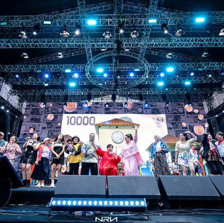 <p>Panggung musik Synchronize Festival 2024 turut dimeriahkan deretan eks artis cilik era 90-an. Mereka tampil memukau di hari kedua festival musik ini pada Sabtu (5/10/24), Bunda. (Foto: Instagram @leonyvh)</p>