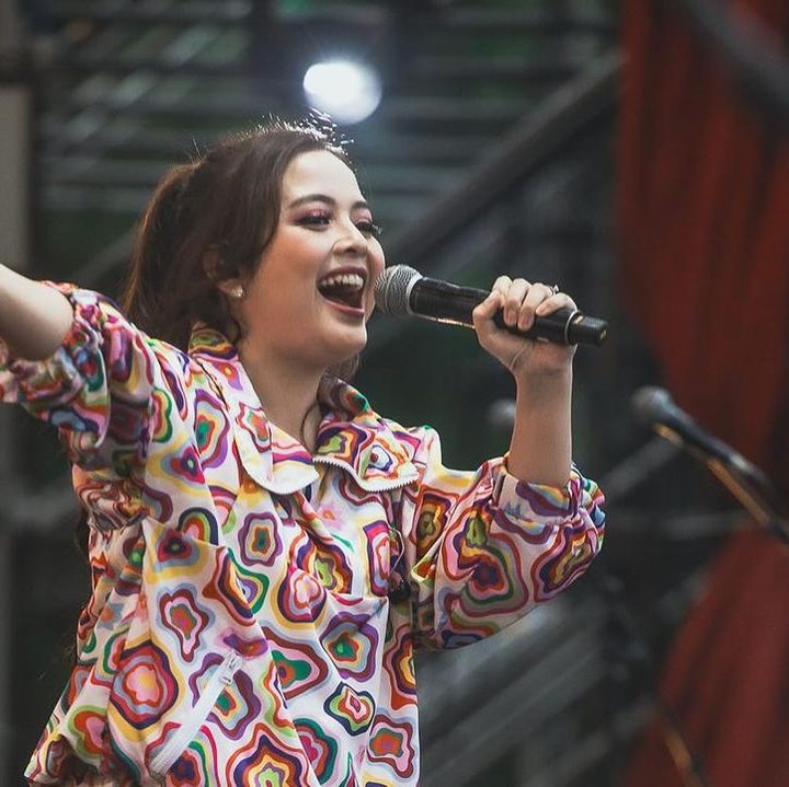 <p>Salah satu penyanyi cilik yang tampil adalah Tasya Kamila. Bunda dua anak ini membawakan lagu populernya kala menjadi penyanyi cilik, yakni <em>Libur Telah Tiba</em>. Melalui unggahan di Instagram, Tasya mengungkap kebahagiaannya tampil kembali membawakan lagu anak. "Terimakasiiih buat semua yang udah nonton dan bernyanyi bersamaaa, yuk lestarikan lagu anak Indonesia! #savelaguanak," tulisnya. (Instagram @tasyakamila)</p>