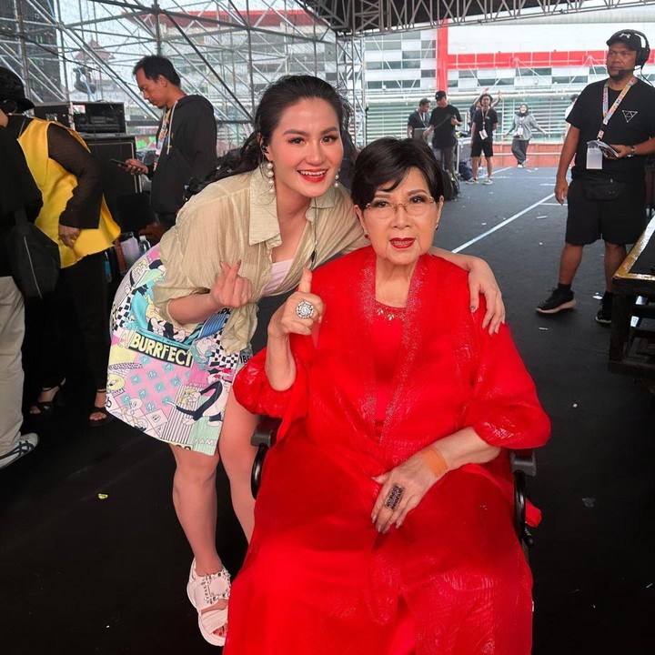 <p>Penonton yang datang ke festival musik ini juga dapat melihat penampilan dari eks penyanyi cilik Melisa Trisnadi. Ia membawakan lagu <em>hits</em>-nya berjudul <em>Abang Tukang Bakso</em> dan <em>Si Komo Lewat</em>. Bunda dua anak ini juga membagikan potretnya saat bersama legenda musik Titiek Puspa. (Foto: Instagram @melisa.trisnadi)</p>