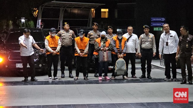 Empat orang nan terjaring OTT termasuk Kepala Dinas PUPR Pemprov Kalsel tiba di Gedung Merah Putih KPK, Jakarta, Senin (7/10) malam.