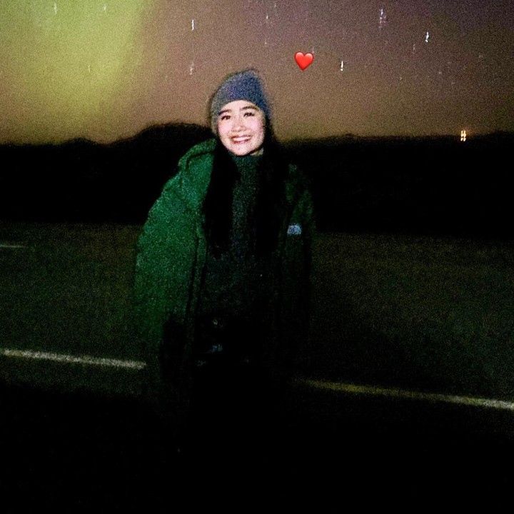 <p>Bahkan, Febby dapat menyaksikan fenomena alam langka yaitu aurora borealis. Pemandangan indah ini hanya dapat muncul pada malam hari ketika terjadi interaksi dari partikel tertentu di langit. (Foto: Instagram @febbyrastanty)</p>