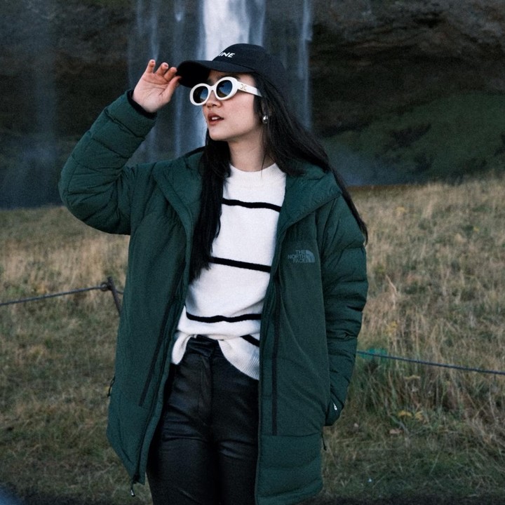 <p>Febby juga mengabadikan keindahan alam Islandia di berbagai tempat wisata lainnya. Tengok saja ketika ia berpose di depan air terjun. (Foto: Instagram @febbyrastanty)</p>