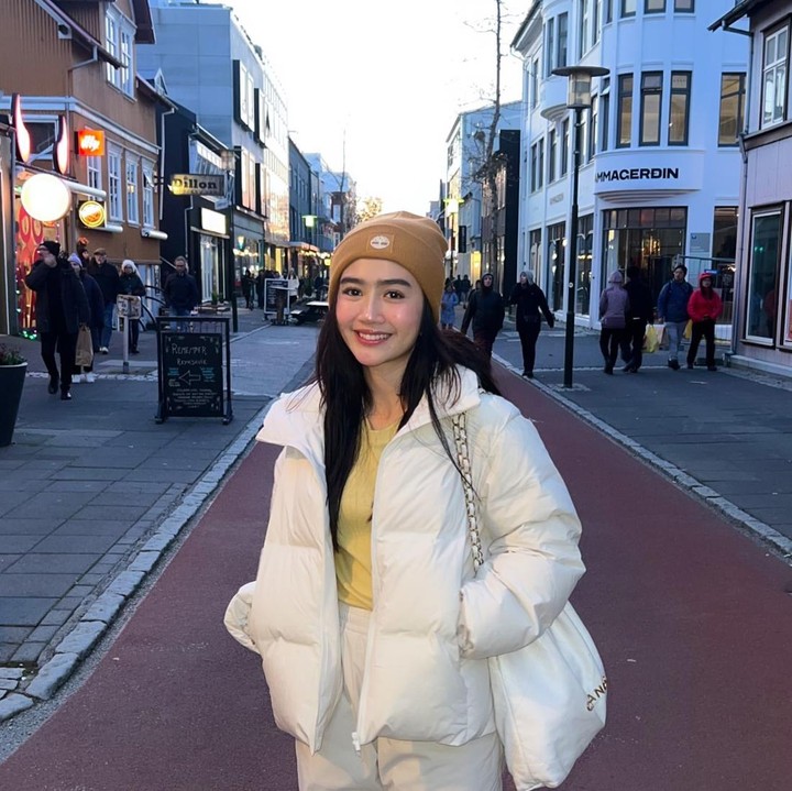<p>Lewat media sosial, Febby membagikan deretan potret ketika berlibur di Islandia. Negara Nordik yang terletak di Eropa bagian barat laut itu dikenal dengan iklimnya yang yang dingin, Bunda. (Foto: Instagram @febbyrastanty)</p>