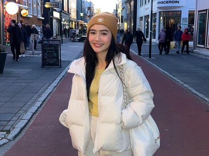 5 Potret Febby Rastanty Liburan di Islandia, Takjub saat Lihat Aurora