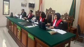 Hakim Denpasar Kompak Aksi Solidaritas Pakai Pita Putih Saat Sidang