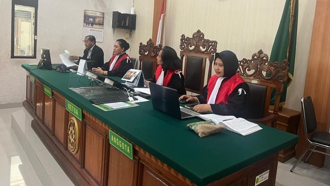 Meski tak ikut gerakan mogok atau cuti massal, jajaran hakim PN Denpasar Bali tetap bersolidaritas dengan mengenakan pita putih selama menjalankan persidangan.
