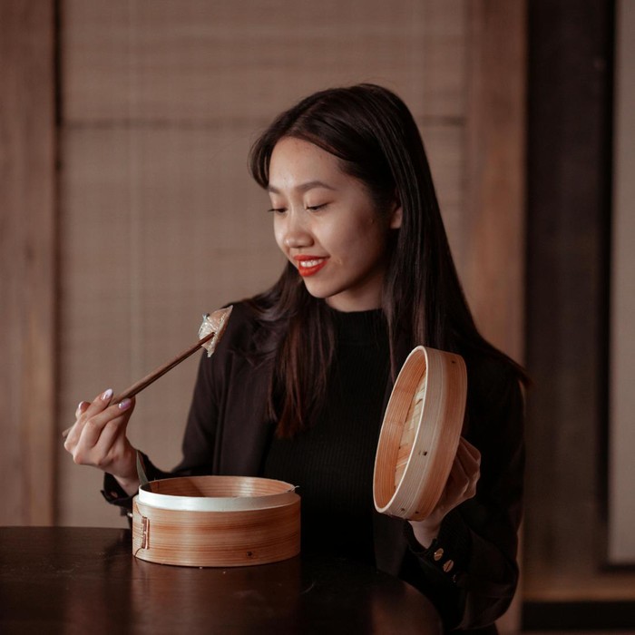 Ilustrasi perempuan makan