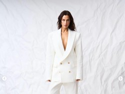 Laris Jadi Model, Irina Shayk Pamer Foto Topless di Paris Fashion Week 2024