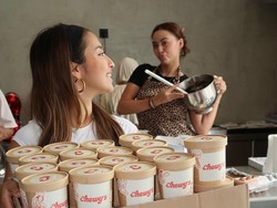 Jennifer Coppen Jualan Brownies dan Cookies, Laris Manis!