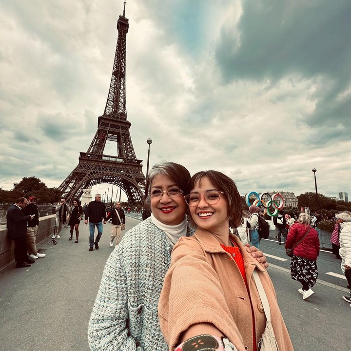<p>Ada banyak momen yang ia abadikan bersama sang ibunda di sana. Mulai dari potret ketika mengunjungi Museum Louvre hingga berpose di Menara Eiffel.(Foto: Instagram @joannaalexandra) <br /><br /><br /></p>