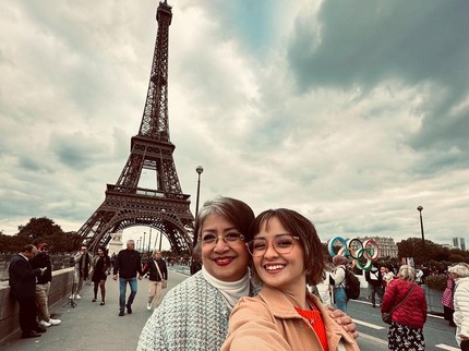 5 Potret Joanna Alexandra Liburan Bareng Ibunda di Paris, Sama-sama Cantik & Stylish Bun