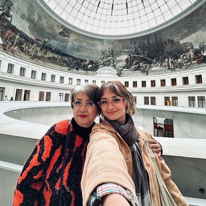 <p>Joanna dan sang Ibunda terlihat sangat menikmati momen liburan mereka. Keduanya banyak mengabadikan momen disetiap sudut <em>'Kota Mode Dunia'</em> tersebut, Bunda. (Foto: Instagram @joannaalexandra)<br /><br /><br /></p>