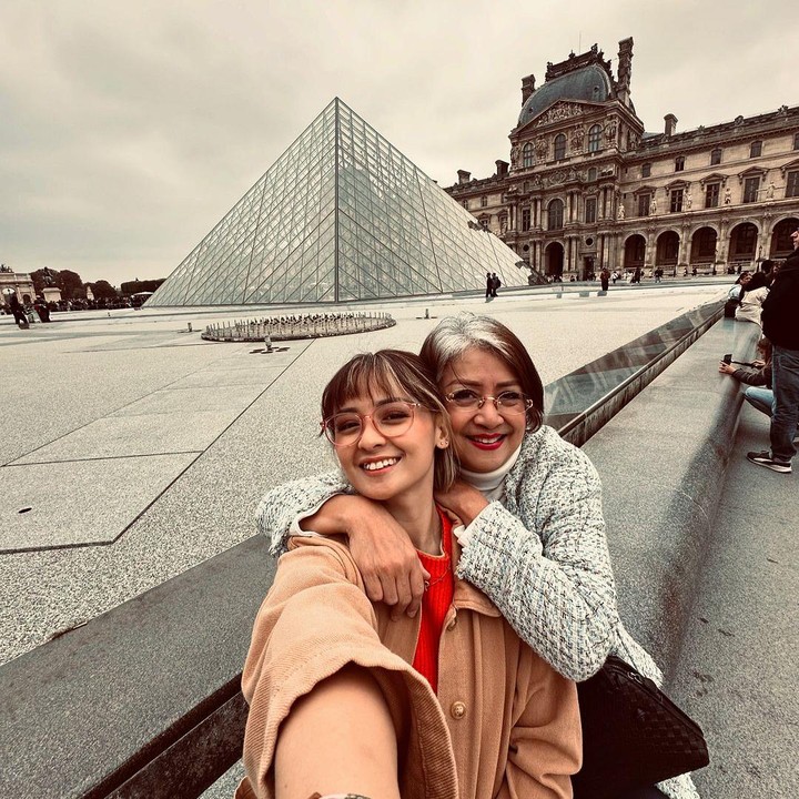 <p>Joanna Alexandra membuat postingan baru di aku Instagram, Bunda. Dalam unggahan tersebut, ia terlihat sedang berlibur bersama sang ibunda ke Paris, Prancis.(Foto: Instagram @joannaalexandra)<br /><br /><br /></p>