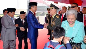 Usai Viral, Istana Pamer Foto Jokowi & Try Sutrisno Salaman di HUT TNI