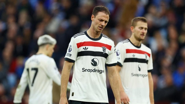 Dimitar Berbatov menilai para pemain Manchester United seharusnya malu usai Jonny Evans terpilih sebagai pemain terbaik lawan Aston Villa di Liga Inggris.