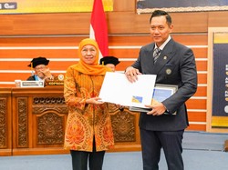 Sosok AHY yang Baru Raih Gelar Doktor Unair di Mata Khofifah