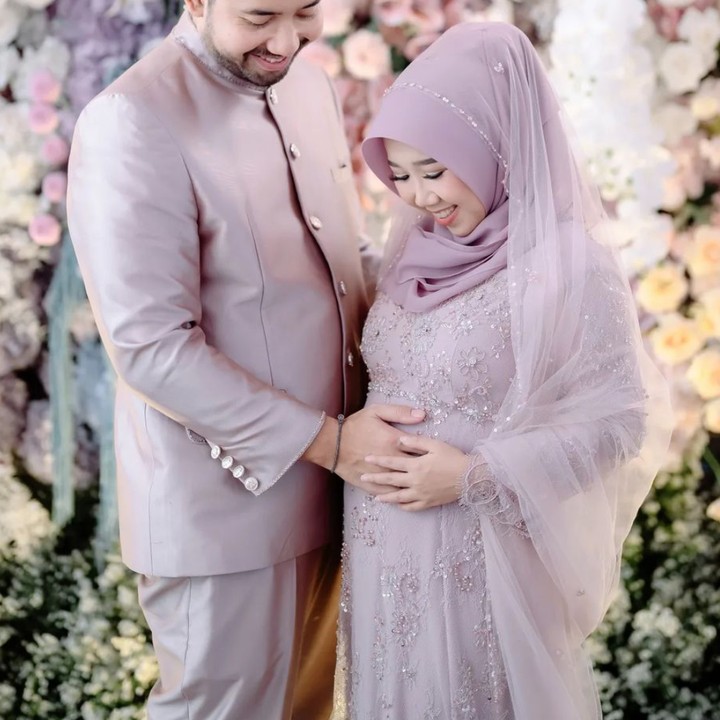 <p>Belum lama ini, komedian Kiky Saputri mengadakan acara tasyakuran empat bulan kehamilan anak pertamanya. Kiky terlihat mengenakan jilbab di acara tasyakuran yang dihiasi bunga-bunga bernuansa warna ungu dan merah muda ini. Kiky dan sang suami Muhammad Khairi juga terlihat kompak mengenakan pakaian berwarna lavender. (Foto: Instagram: @kikysaputrii)</p>