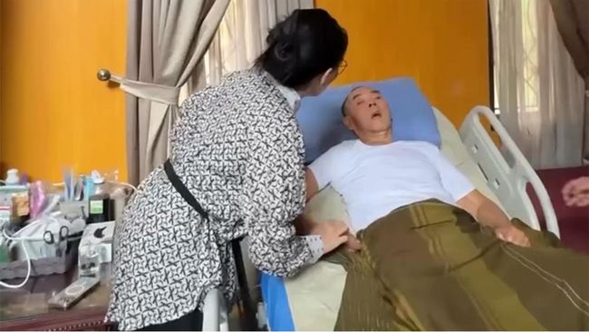 Mat Solar belum dapat banyak menggerakkan tubuh secara optimal, tapi ia terlihat lebih bersemangat saat dijenguk.