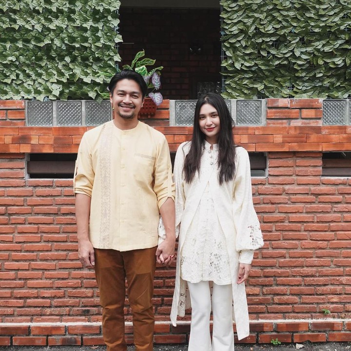 <p>Pasangan ini juga terlihat harmonis dan mesra diberbagai kesempatan. Meski keduanya memiliki kesibukan masing-masing, namun selalu menyempatkan untuk <em>quality time</em>. (Foto: Instagram @miktambayong)<br /><br /><br /></p>