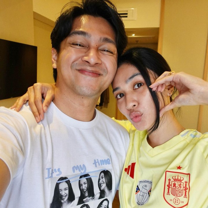<p>Momen-momen manis Mika dan Deva pun menuai banyak reaksi publik. Lewat kolom komentar, netizen berharap pasangan ini bahagia dan langgeng terus. "<em>So sweet</em> kalian berdua @miktambayong @devamahenra langgeng terus yaa," tulis @joy*****. (Foto: Instagram @miktambayong)</p>