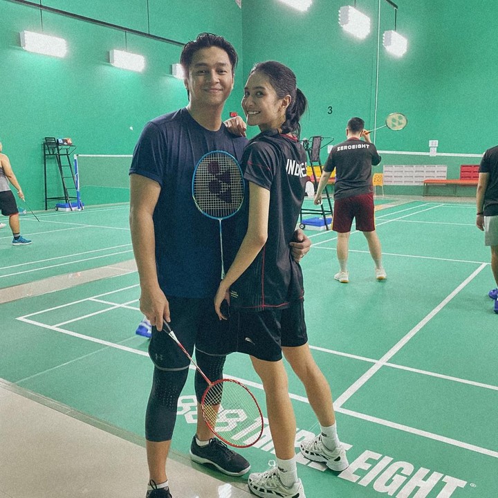 <p>Tak hanya jalan-jalan, pasangan ini juga suka olahraga bersama, Bunda. Dari beberapa postingan di akun Mikha, keduanya beberapa terlihat olahraga badminton, nih. "Aktivitas di hari Minggu bersama keluarga sesuai anjuran @kemenpora — <em>badminton date a day keeps the flu away</em>."(Foto: Instagram @miktambayong)<br /><br /><br /></p>