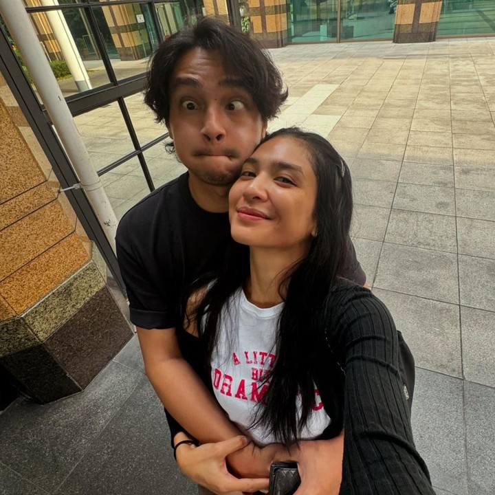 <p>Misalnya saat keduanya jalan-jalan menghabiskan waktu bersama seperti potret berikut ini. Mikha yang kini disibukkan sebagai staf di Kementerian Pemuda dan Olahraga Republik Indonesia (Menpora RI) ini sebut ingin mengukir banyak momen bersama sang suami, nih. (Foto: Instagram @miktambayong)<br /><br /><br /></p>