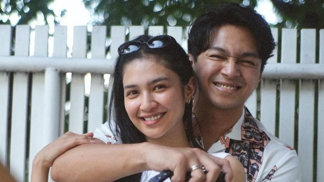 7 Potret Kebersamaan Mikha Tambayong dan Deva Mahenra, Selalu Sempatkan Quality Time