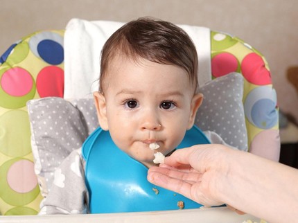 Tekstur MPASI Bayi 7 Bulan yang Tepat dan Cara Mengenalkannya