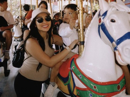 5 Potret Nikita Willy Tetap Fit Hamil Anak Kedua, Terbaru Ajak Issa Main ke Disneyland