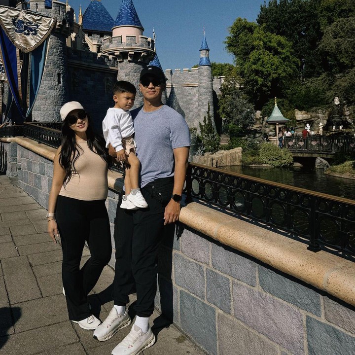 <p>Selama di Disneyland, Nikita Willy terlihat mengenakan pakaian casual yang nyaman. Ia hanya mengenakan kaus tanpa lengan berwarna cokelat yang dipadukan dengan celana hitam. Tak lupa, perempuan kelahiran Jakarta ini mengenakan topi untuk melindungi dari terik matahari. (Foto: Instagram @nikitawillyofficial94)</p>