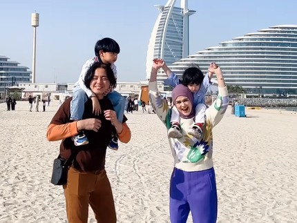 7 Potret Cut Meyriska & Roger Danuarta Ajak Kedua Putra Tampannya Liburan ke Dubai