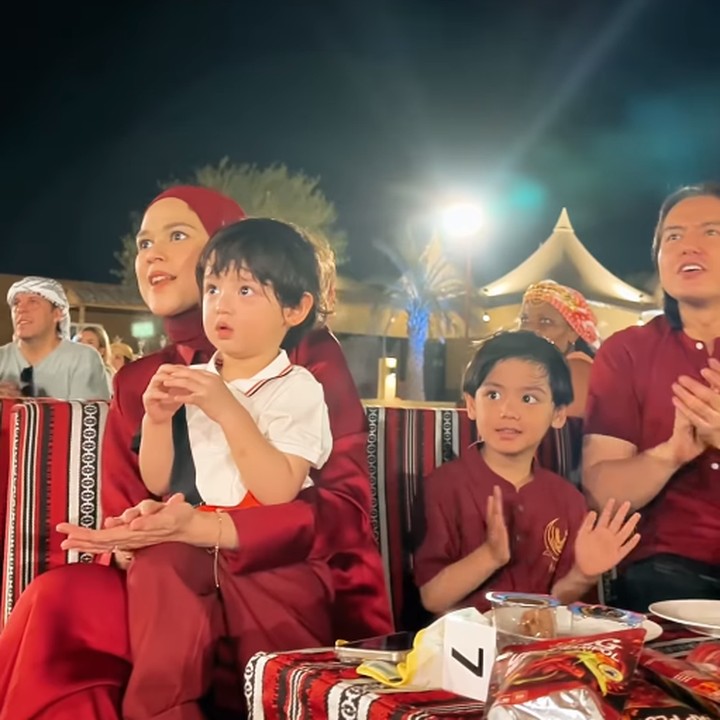 <p>"MasyaAllah <em>Tabarakallah</em>. Senang lihat keluarga Kak Roger dan Kak Cut Meyriska. Sehat-sehat selalu semuanya dan selalu dirahmati oleh Allah SWT. <em>Aaminn aaminn ya robbal allamiinn</em>," kata seorang netizen. "Senang banget lihat keluarga mereka. Mana anak mereka bening banget sebening kaca," puji netizen lainnya dengan emotikon hati. (Foto: Instagram: @cutratumeyriska)</p>