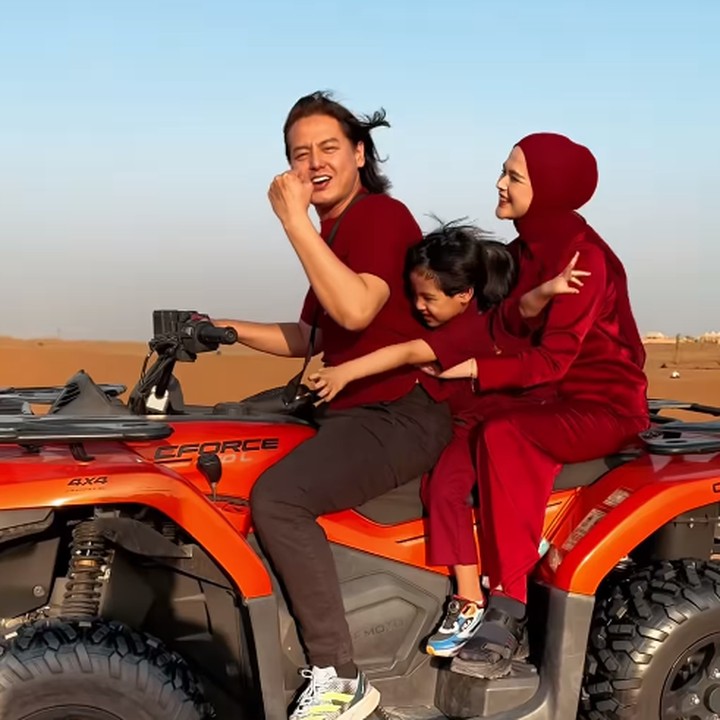 <p>Momen keseruannya kala berlibur ke Dubai turut dibagikan pada laman Instagram dalam bentuk video, Bunda. Pada salah satu videonya, perempuan yang akrab disapa Chika ini bersama suami dan anak-anaknya mencoba kendaraan ATV di gurun pasir. (Foto: Instagram: @cutratumeyriska)</p>