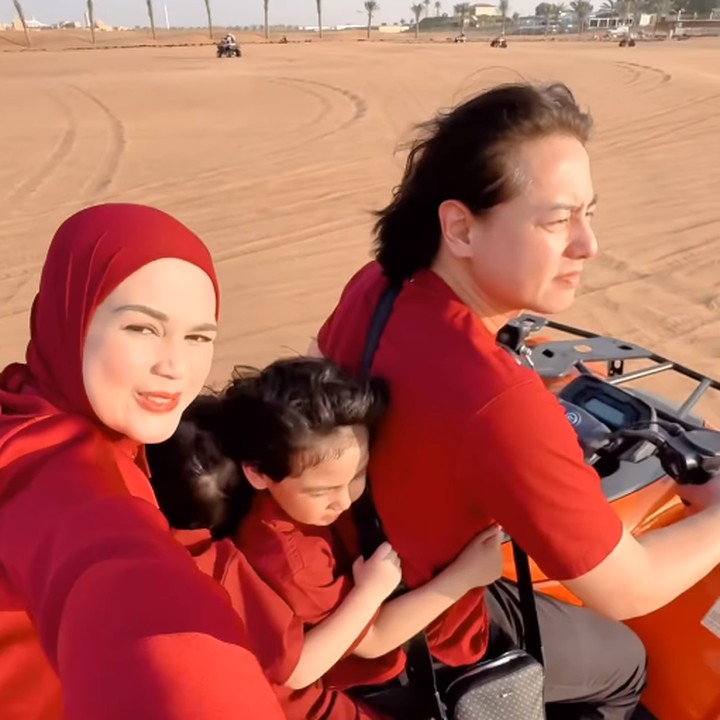 <p>Keempatnya terlihat kompak mengenakan pakaian serba merah, Bunda. Mereka juga tampak bahagia dan menikmati momen ini. (Foto: Instagram: @cutratumeyriska)</p>