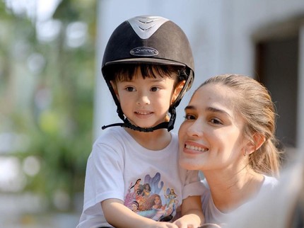 7 Potret Cantiknya Sophia Putri Yasmine Wildblood, Disebut Kembaran Sang Bunda