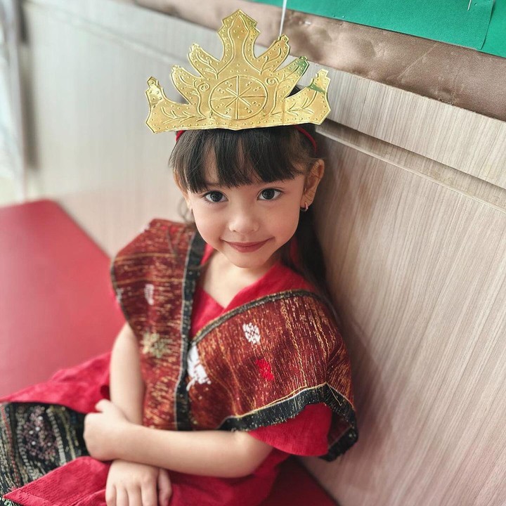 <p>Tidak hanya memiliki wajah yang cantik, Sophia juga anak yang berbakat dan berprestasi, lho. Bersama dengan kakaknya, Seraphina, Sophia menunjukkan bakatnya di bidang tarik suara, lho. (Foto: Instagram: @yaswildblood)</p>