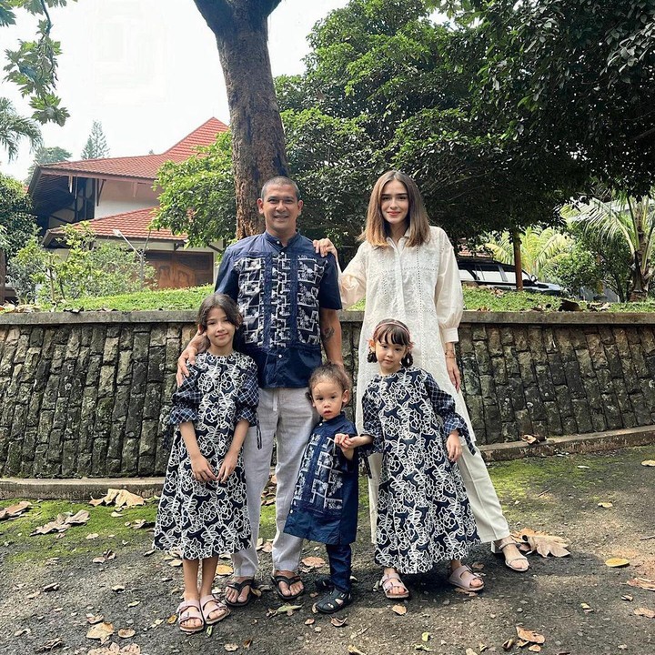 <p>Yasmine Leeds Wildblood melahirkan tiga orang anak usai menikah dengan Abi Yapto. Ketiganya pun memiliki wajah bule yang menggemaskan karena sang Bunda memiliki darah Skotlandia dan Batak. (Foto: Instagram: @yaswildblood)</p>