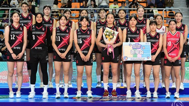Pelatih Red Sparks Ko Hee Jin tetap puas meski kalah pada final KOVO Cup 2024. Ko Hee Jin yakin duet Vanja Bukilic dan Megawati akan lebih bagus di V League.