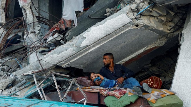 Seorang anak laki-laki Palestina berusia tiga tahun tewas akibat kejatuhan bantuan dari udara untuk warga Jalur Gaza Palestina pada Sabtu (19/10).