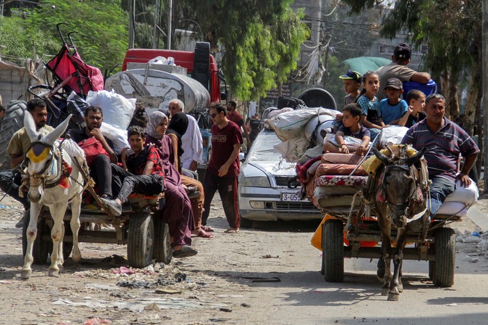 Displaced Palestinians make their way as they flee areas in northern Gaza Strip following an Israeli evacuation order, amid the Israel-Hamas conflict, in Jabalia, October 6, 2024. REUTERS/Hussam Al-Zaanin