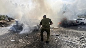 Hizbullah Balas Gempur Israel Pakai Roket usai Jubirnya Tewas Terbunuh