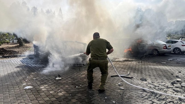 Milisi Hizbullah di Lebanon melancarkan serangkaian serangan udara ke wilayah Israel dengan rentetan roket pada Minggu (17/11) tengah malam.