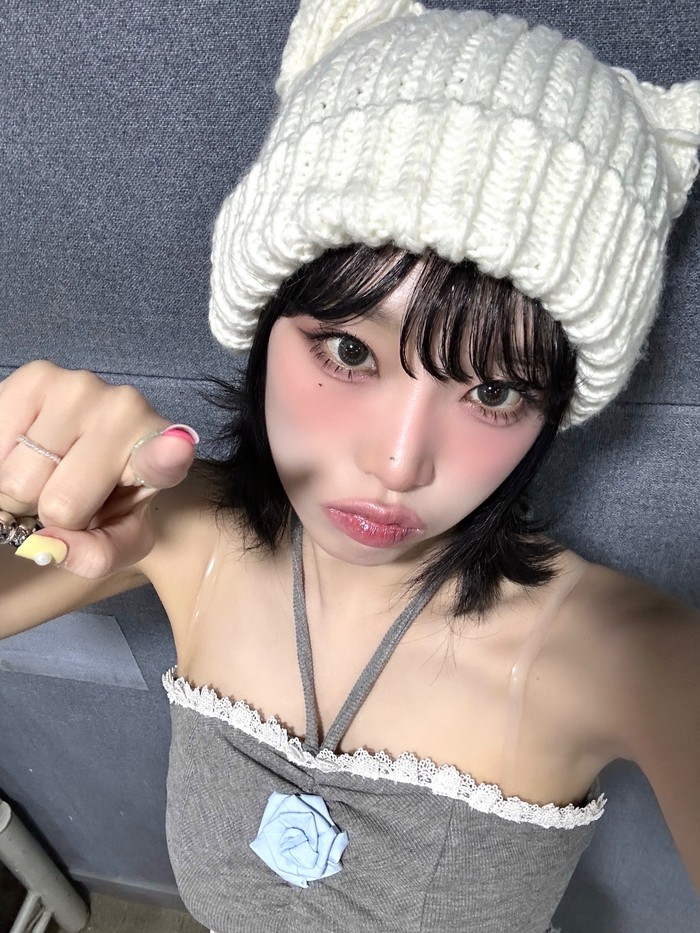 Setelah resmi menyelesaikan aktivitas bersama IZ*ONE, Yena kembali ke agensi asalnya, YUE HUA Entertainment. Artis Korea ini kemudian memulai debut sebagai solois pada 17 Januari 2022 dengan album mini pertama, ‘ˣ‿ˣ (SMiLEY)’./ Foto: x.com/YENA_OFFICIAL