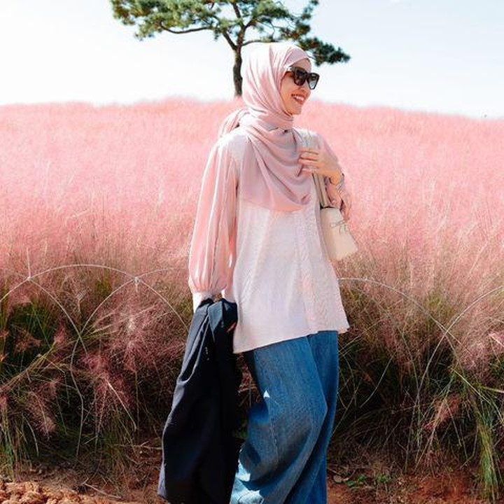 <p>Tak hanya itu, Shireen juga menyempatkan diri untuk berkunjung ke taman rumput Pink Muhly yang terkenal di Korea. Berikut potretnya, Bunda. (Foto: Instagram @shireensungkar)<br /><br /><br /></p>